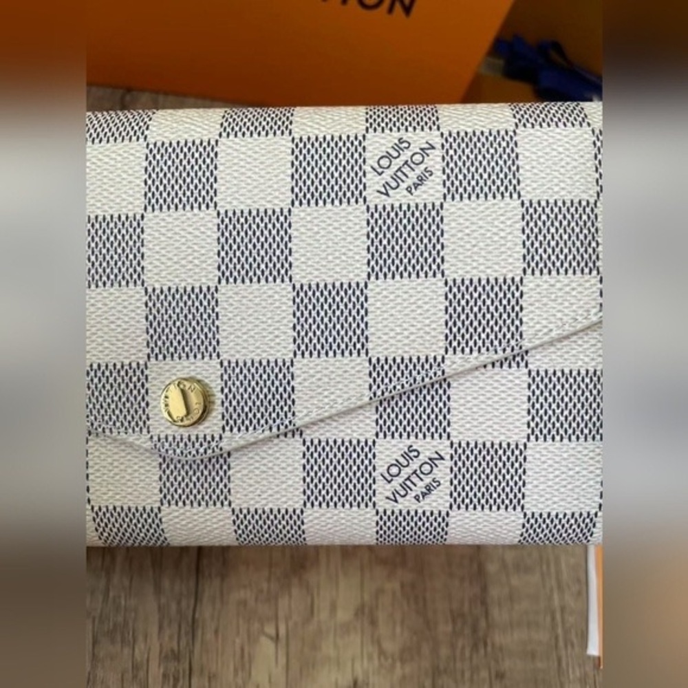 Louis Vuitton Beige and Gray Checkered Clutch - Picture 7 of 8
